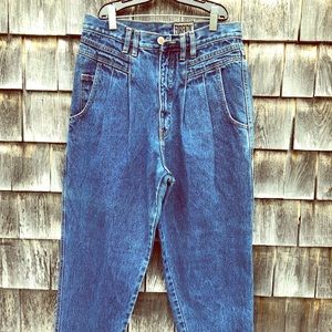 Girl. The MOST EPIC (vintage) mom jeans. Ever.